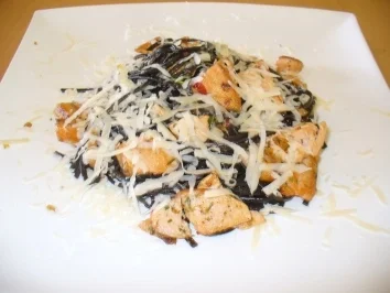 Frische schwarze Tagliatelle mit Chili und Lachs - Rezept - Bild Nr. 3