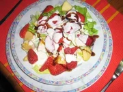 Kopfsalat mit Erdbeeren und Joghurtdressing - Rezept