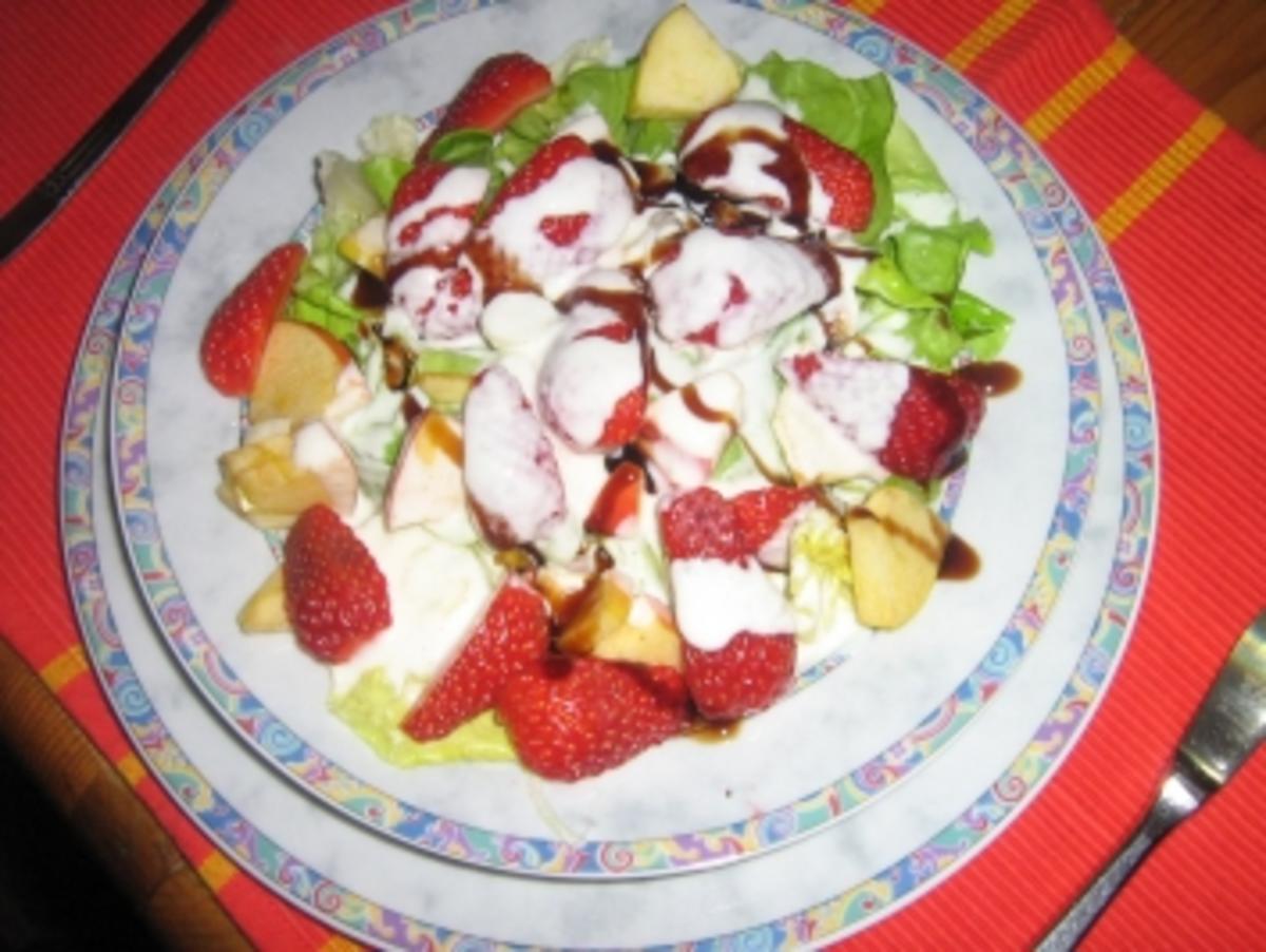 Bilder für Kopfsalat mit Erdbeeren und Joghurtdressing - Rezept