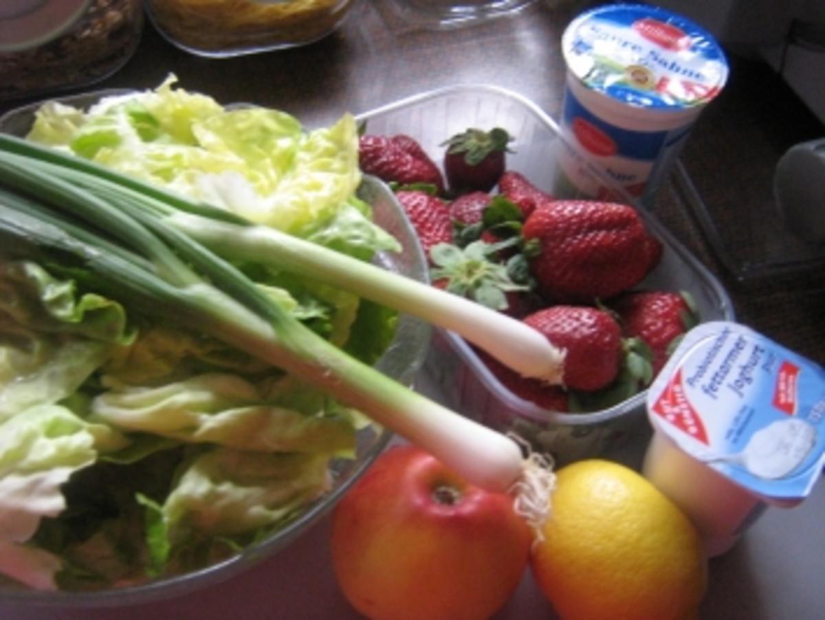 Kopfsalat mit Erdbeeren und Joghurtdressing - Rezept - Bild Nr. 2
