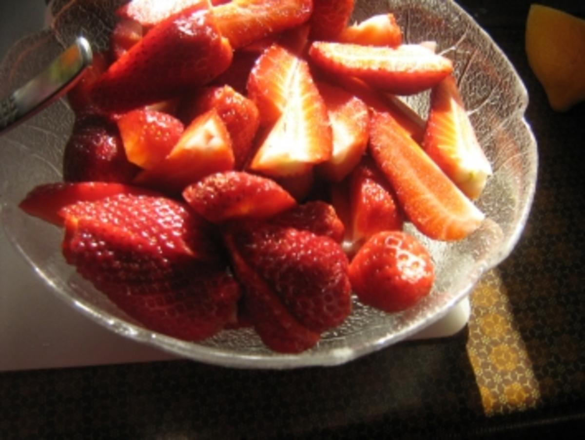 Kopfsalat mit Erdbeeren und Joghurtdressing - Rezept - Bild Nr. 3