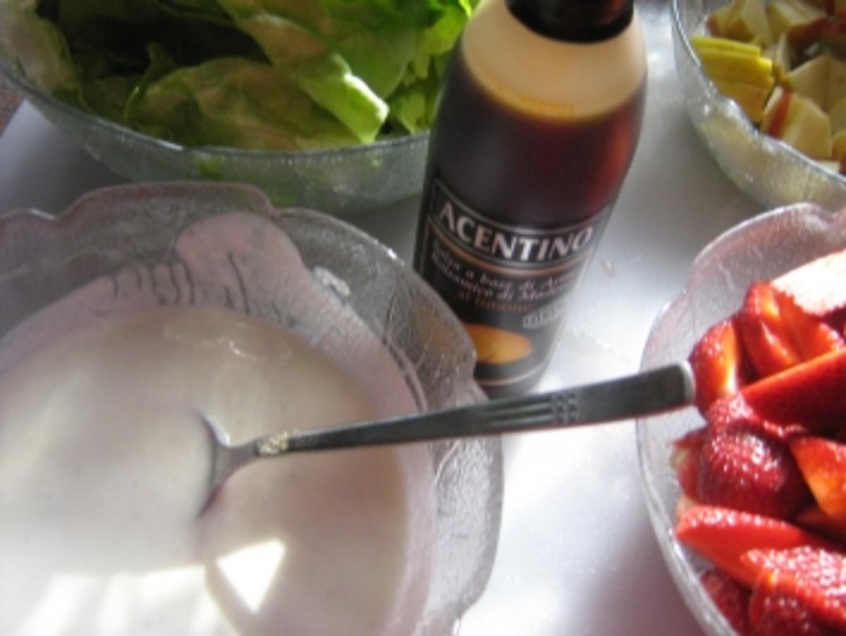 Kopfsalat mit Erdbeeren und Joghurtdressing - Rezept - Bild Nr. 5