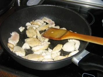 Barolonudeln mit Hähnchenbrust, an Tomaten Gorgonzolasauce - Rezept - Bild Nr. 3