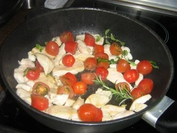 Barolonudeln mit Hähnchenbrust, an Tomaten Gorgonzolasauce - Rezept - Bild Nr. 4