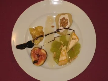 Reblochon lauwarm mit Traubensoße und Früchten - Rezept