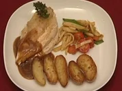 Maispoularde an Süßholzjus mit Wurzelgemüse und jungen - Rezept