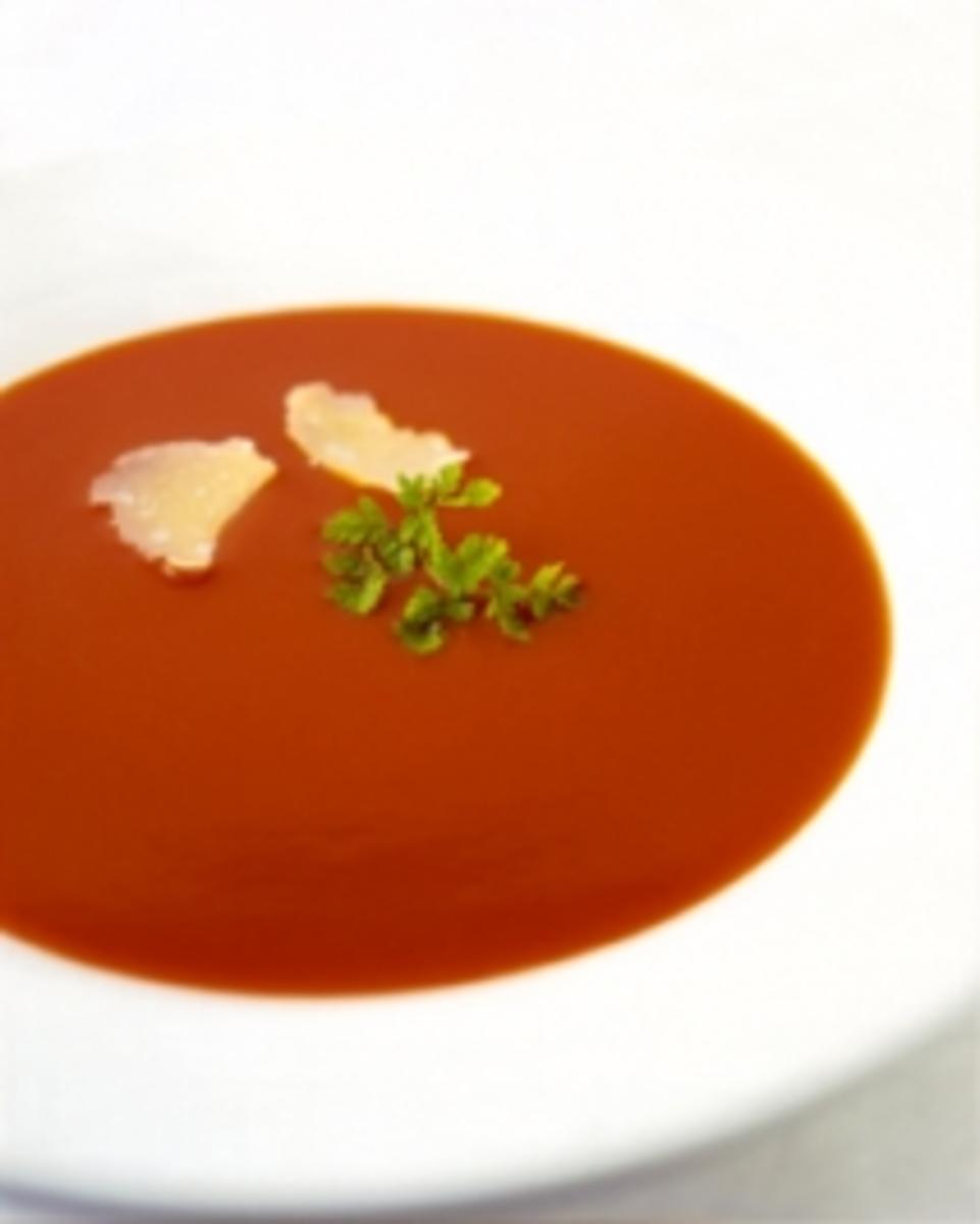 Tomatencremesuppe mit Sahnehäubchen - Rezept - kochbar.de