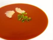 Tomatencremesuppe mit Sahnehäubchen - Rezept