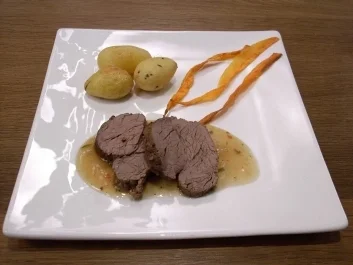 Angusrind an Pfeffersoße mit mediterranen Kartoffeln und frittierten Möhren - Rezept