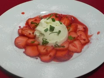 Buttermilchmousse auf Erdbeercarpaccio - Rezept