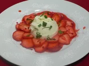 Buttermilchmousse auf Erdbeercarpaccio - Rezept