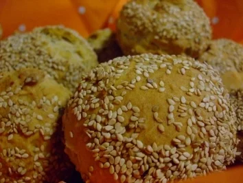 scharfe Dinkel-Peperoni-Brötchen - Rezept