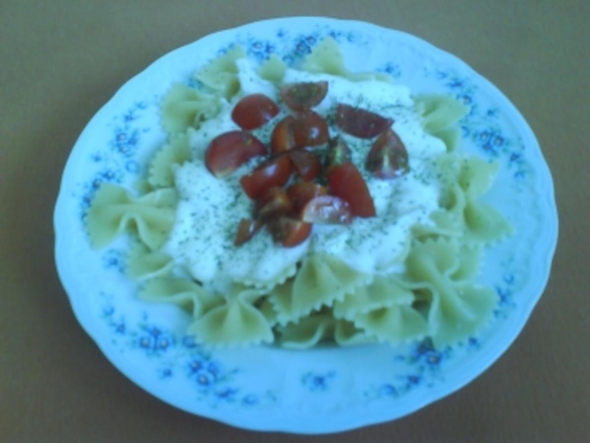 Bilder für Farfalle mit Knoblauchjoghurtsoße und Cherry Tomaten - Rezept