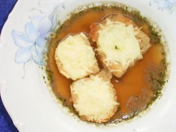 Rezept: Fleischsuppe mit Käsecroutons Fleischsuppe mit Käsecroutons - Rezept