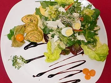 Mozzarella-Serrano-Medaillons an Rotweinsoße mit Salbeikartoffeln in Speck - Rezept