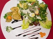 Mozzarella-Serrano-Medaillons an Rotweinsoße mit Salbeikartoffeln in Speck - Rezept