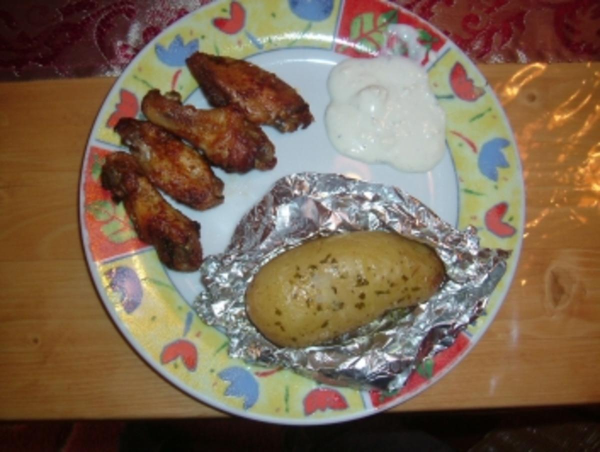 Bilder für Chicken Wings mit Ofenkartoffeln und Blue-Cheese-Dip - Rezept