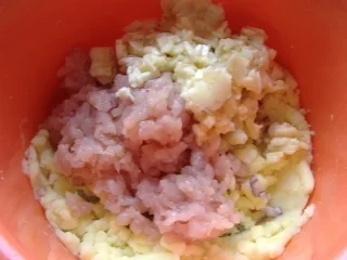 Rezept: Hähnchen-Kartoffel-Bananen-Frikadellen Bild Nr. 2 Hähnchen-Kartoffel-Bananen-Frikadellen - Rezept - Bild Nr. 2