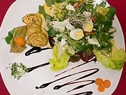 Basilikum-Paprika-Wraps an herzhaftem Salatgemüse und Feta auf Weinschaum - Rezept