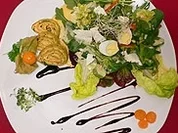 Basilikum-Paprika-Wraps an herzhaftem Salatgemüse und Feta auf Weinschaum - Rezept