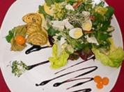Basilikum-Paprika-Wraps an herzhaftem Salatgemüse und Feta auf Weinschaum - Rezept