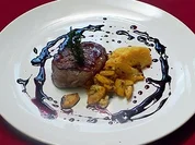 Rinderfilet auf Chili-Maispolenta an Cabernet-Kirsch-Balsamicoreduktion - Rezept
