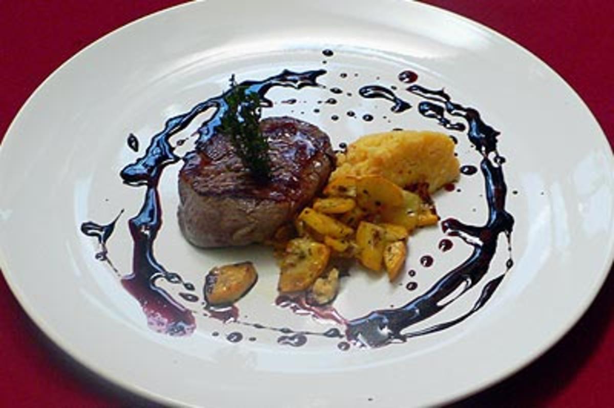 Bilder für Rinderfilet auf Chili-Maispolenta an Cabernet-Kirsch-Balsamicoreduktion - Rezept