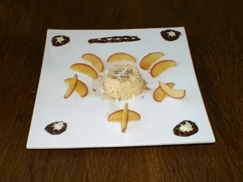 Rezept: Marzipanmousse an gelierten Apfelspalten Marzipanmousse an gelierten Apfelspalten - Rezept