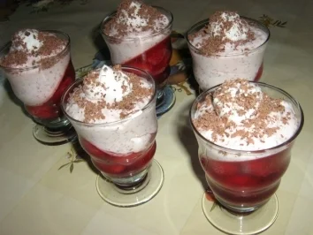 Rezept: Erdbeer- Becher Bild Nr. 2 Erdbeer- Becher - Rezept - Bild Nr. 2