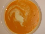 Zucchinisuppe mit Gurkenschaum und Tomaten-Bruschetta - Rezept