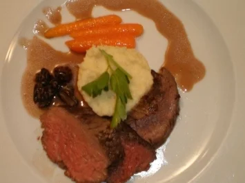 Rezept: Brasato Rosa vom Rinderfilet mit Morchelsoße an Vanillemöhrchen Brasato Rosa vom Rinderfilet mit Morchelsoße an Vanillemöhrchen - Rezept