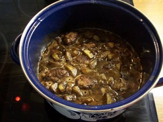 Frikadellentopf mit Steinpilzsauce - Rezept