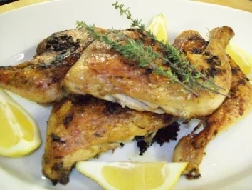 Gegrillte Hähnchenkeulen mit Zitrone und Thymian - Rezept