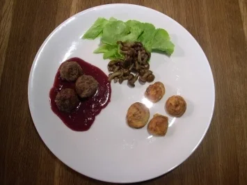 Rezept: Elchbällchen an Preiselbeersoße mit Kartoffeln und Pilzkomposition Elchbällchen an Preiselbeersoße mit Kartoffeln und Pilzkomposition - Rezept
