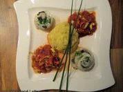 Pangasius-Kräuterröllchen an Kartoffelpürre mit Krenn und Tomatengemüse - Rezept