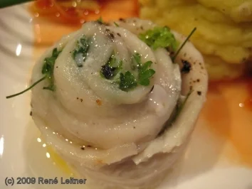 Rezept: Pangasius-Kräuterröllchen an Kartoffelpürre mit Krenn und Tomatengemüse Bild Nr. 2 Pangasius-Kräuterröllchen an Kartoffelpürre mit Krenn und Tomatengemüse - Rezept - Bild Nr. 2