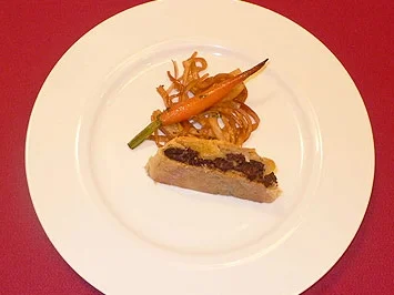 Blutwurststrudel mit glasiertem Wurzelgemüse - Rezept