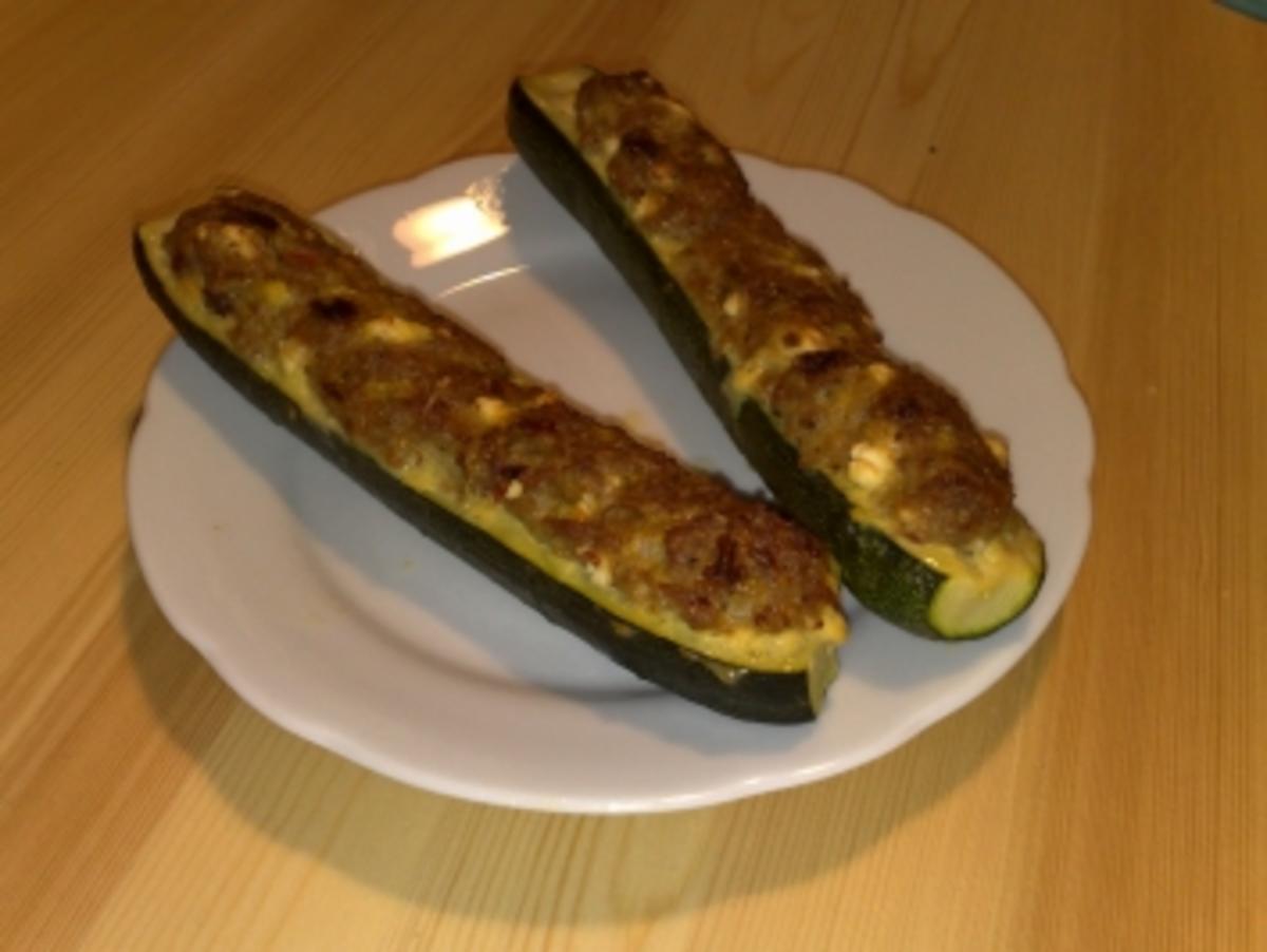 Bilder für Zucchini mit Schafskäse-Hackfleisch-Füllung - Rezept