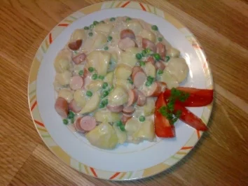Béchamelkartoffeln mit Erbsen und Wurst - Rezept