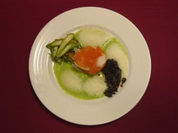 Rezept: Spargel-Lachs-Lasagne mit Beluga-Linsen und Wasabischaum Spargel-Lachs-Lasagne mit Beluga-Linsen und Wasabischaum - Rezept