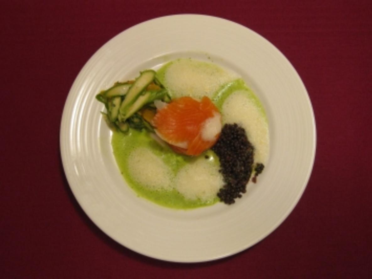 Spargel-Lachs-Lasagne mit Beluga-Linsen und Wasabischaum - Rezept ...