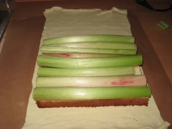 Rezept: Rhabarber-Sand-Strudel (Klapp und schlabb) Bild Nr. 3 Rhabarber-Sand-Strudel (Klapp und schlabb) - Rezept - Bild Nr. 3