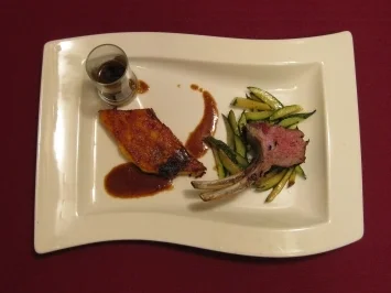 Schwarzes Lammkarree auf Zucchinigemüse und Mandelpolenta - Rezept