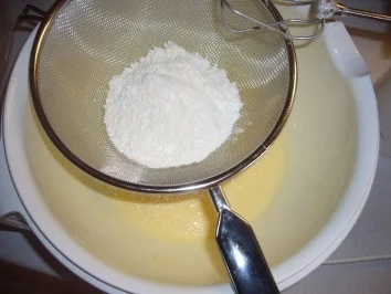 Kikis Joghurt-Rührkuchen "light" - Rezept - Bild Nr. 3