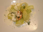 Buttermilchterrine im Ikarimi-Räucherlachsmantel auf Gurkennudeln - Rezept