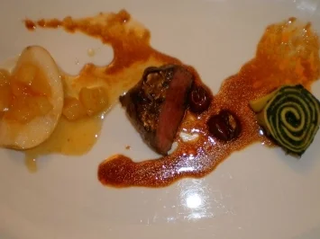 Hirschrückensteak auf Schattenmorellensoße an Spinat und Nashi-Birne - Rezept