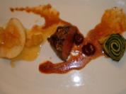 Hirschrückensteak auf Schattenmorellensoße an Spinat und Nashi-Birne - Rezept