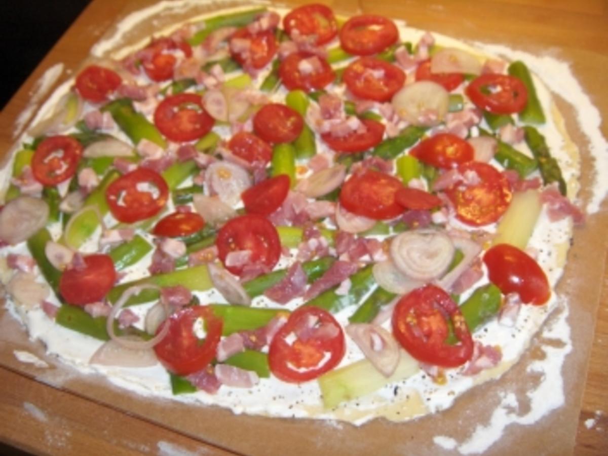 Spargelpizza a la Tim Mälzer - Rezept mit Bild - kochbar.de