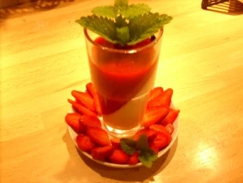 Rezept: Zweifarbige Panna Cotta auf Erdbeercarpaccio Bild Nr. 2 Zweifarbige Panna Cotta auf Erdbeercarpaccio - Rezept - Bild Nr. 2