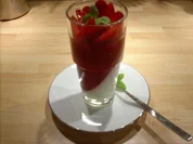 Zweifarbige Panna Cotta auf Erdbeercarpaccio - Rezept